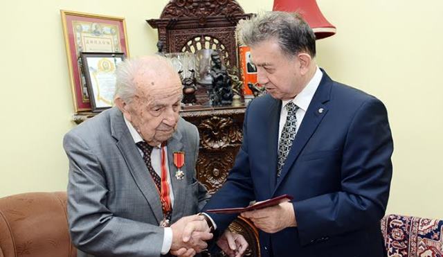 100 yaşlı Akademikə `Şərəf` ordeni verildi - Foto